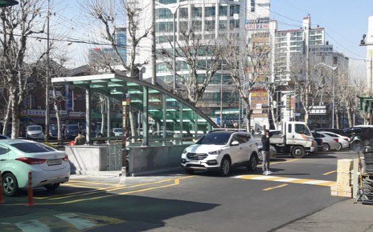 구로기계공구상가 지하보도가 깨끗하고 안전하게 거듭났다. 구로기계공구상가가 조성된 1981년 함께 만들어진 지하보도는 A, C단지와 B, D단지의 지하 연결통로로 공구상가 상인과 인근 주민들이 많이 이용하고 있다. 그러나 시설 노후화와 주변 혼잡으로 인한 안전문제가 우려돼 개선 필요성이 제기돼왔다. 구로구 제공